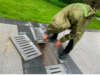 暴雨侵襲，他們在雨中“逆行”守護萬(wàn)家平安！