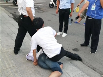 萬(wàn)象服務(wù) | 驚險6分鐘，徒手奪白刃